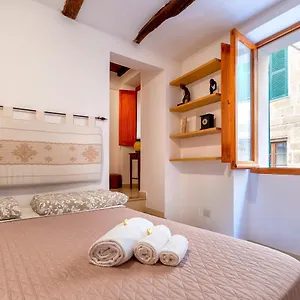 beautiful-apartment-in-the-old-town.hotelsalgherosardinia.com/